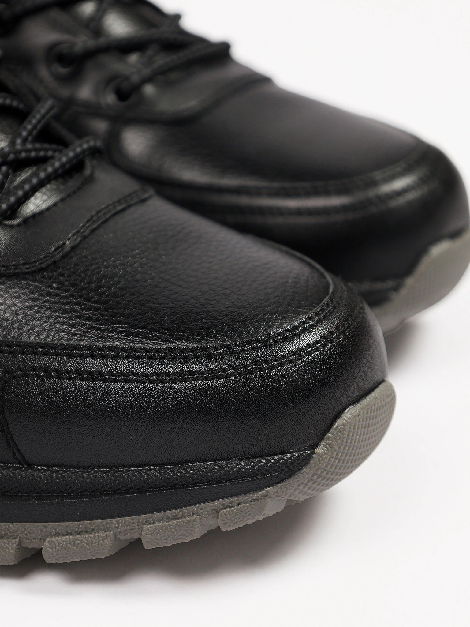 Ботинки черного цвета на низкой рельефной подошве